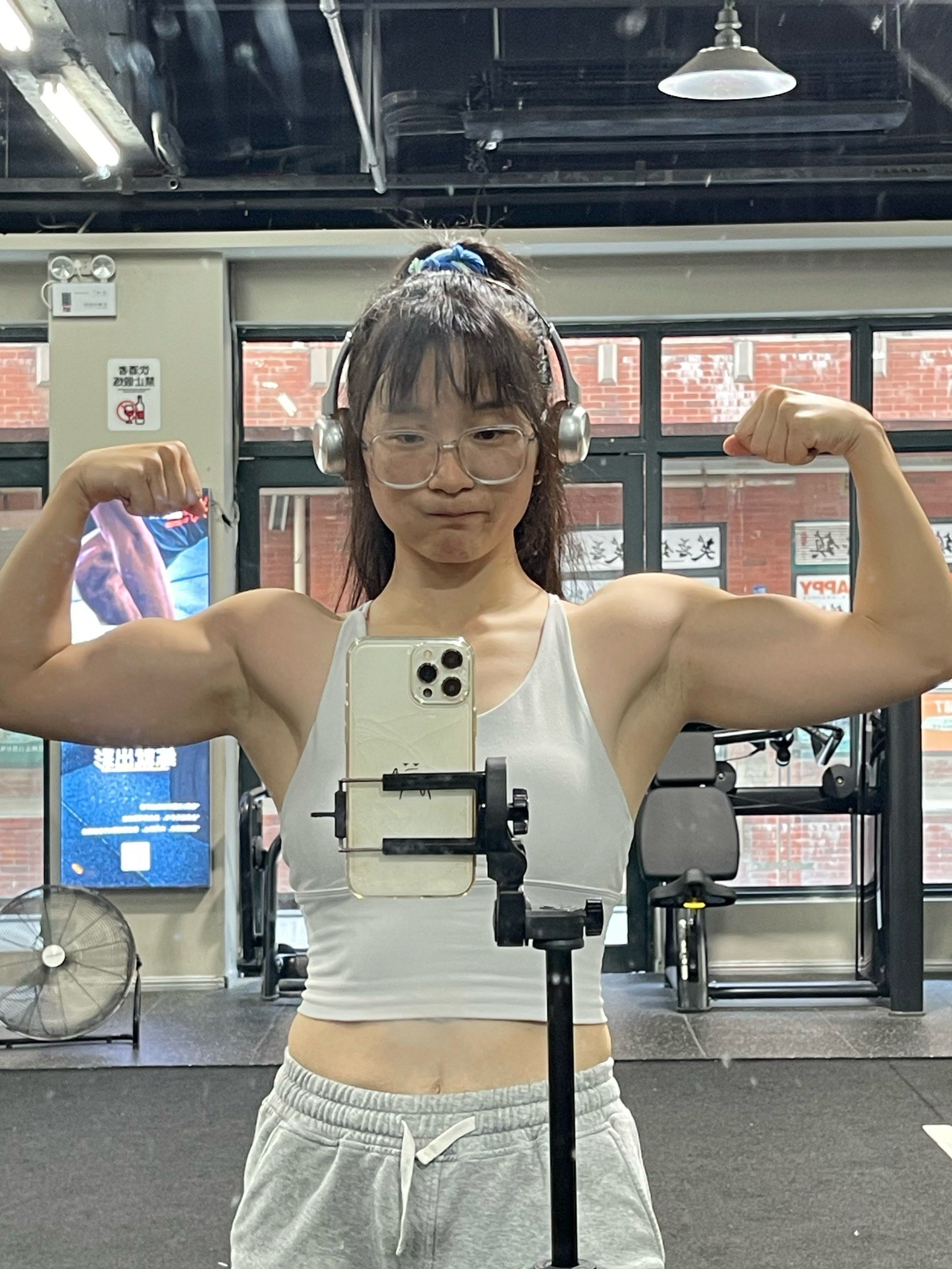 女运动健将秀肌肉