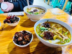 酸菜肉丝米线-越洋肖氏老米线(杨家坪店)