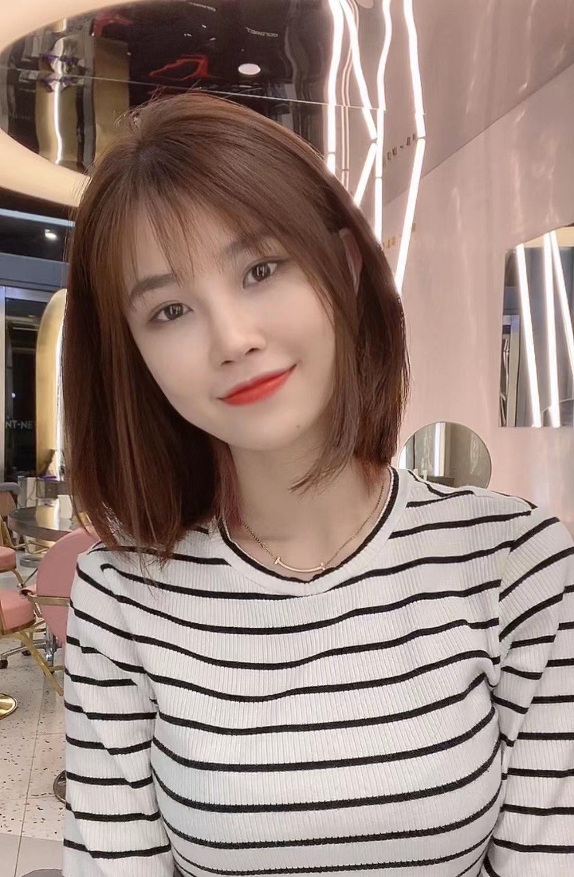 锁骨短发显脸小发型