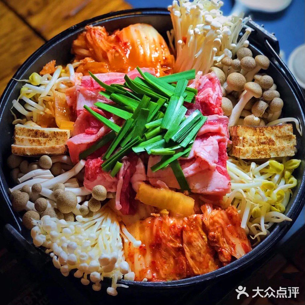 店内布置错落有致，前台很有酒吧的氛围