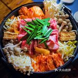 店内布置错落有致，前台很有酒吧的氛围