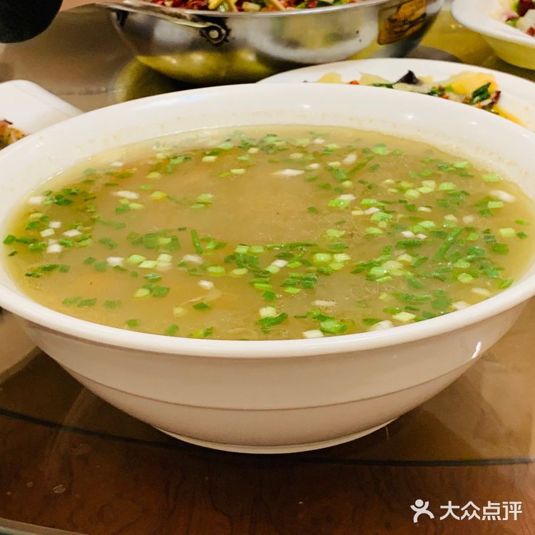 猪耳朵，牛头肉，凉粉，都不错，西湖牛肉羹，肚丝汤