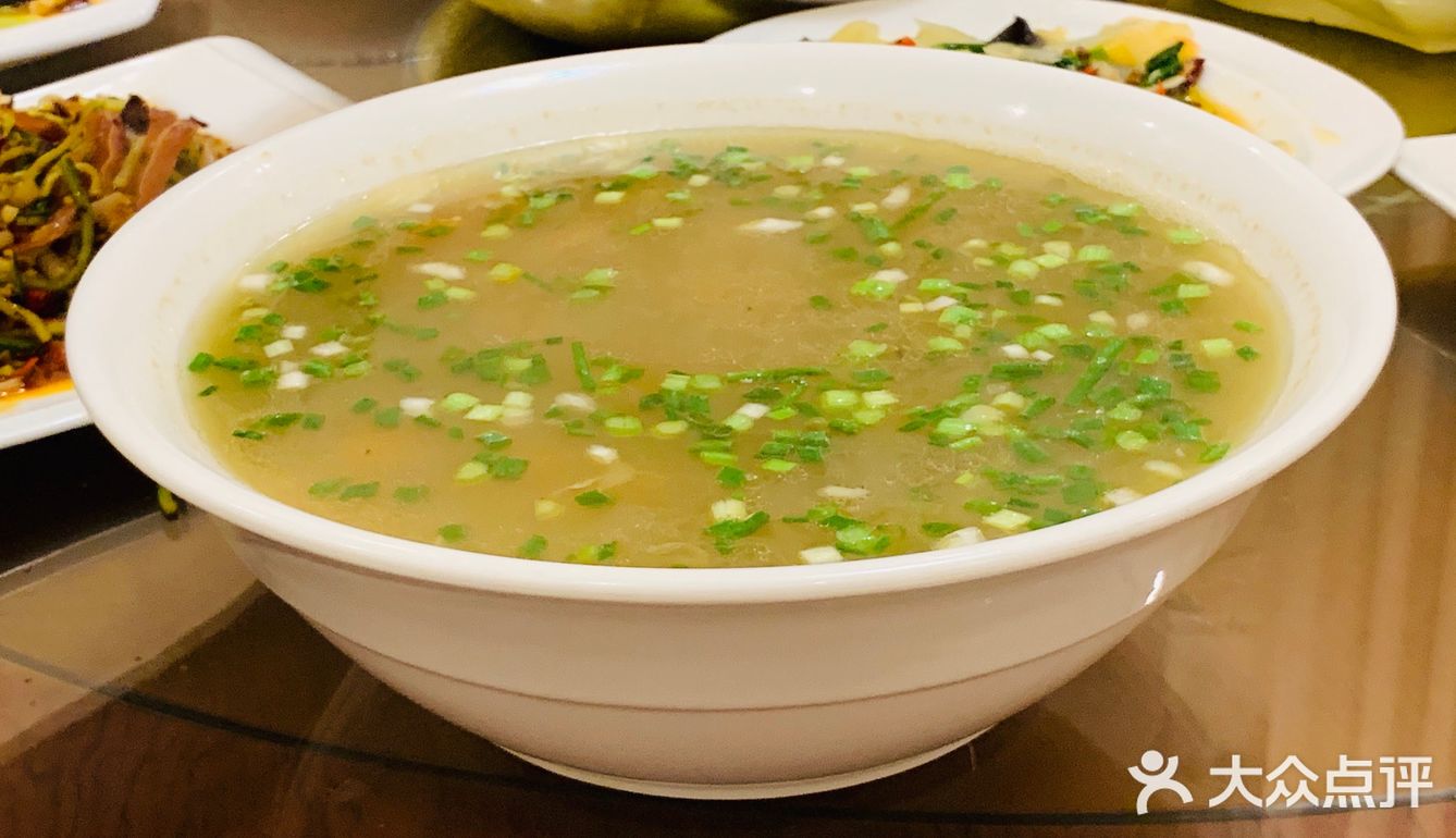 猪耳朵，牛头肉，凉粉，都不错，西湖牛肉羹，肚丝汤