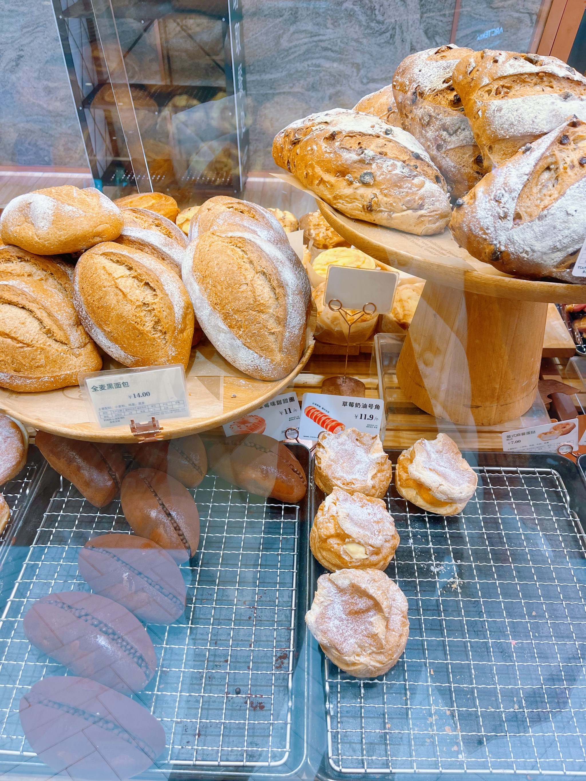 多乐之日爆浆泡芙1.9,巧克力圆圆2块钱