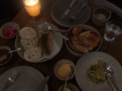 烟熏三文鱼配烤饺子皮和芥末籽酱-BOR Eatery(安福路店)