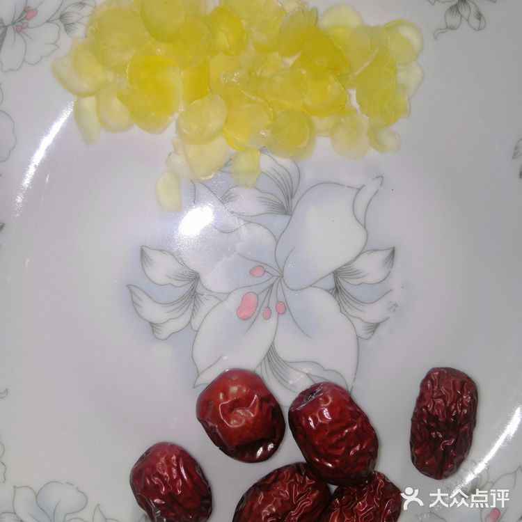超简单！美容营养银耳皂角米红枣汤