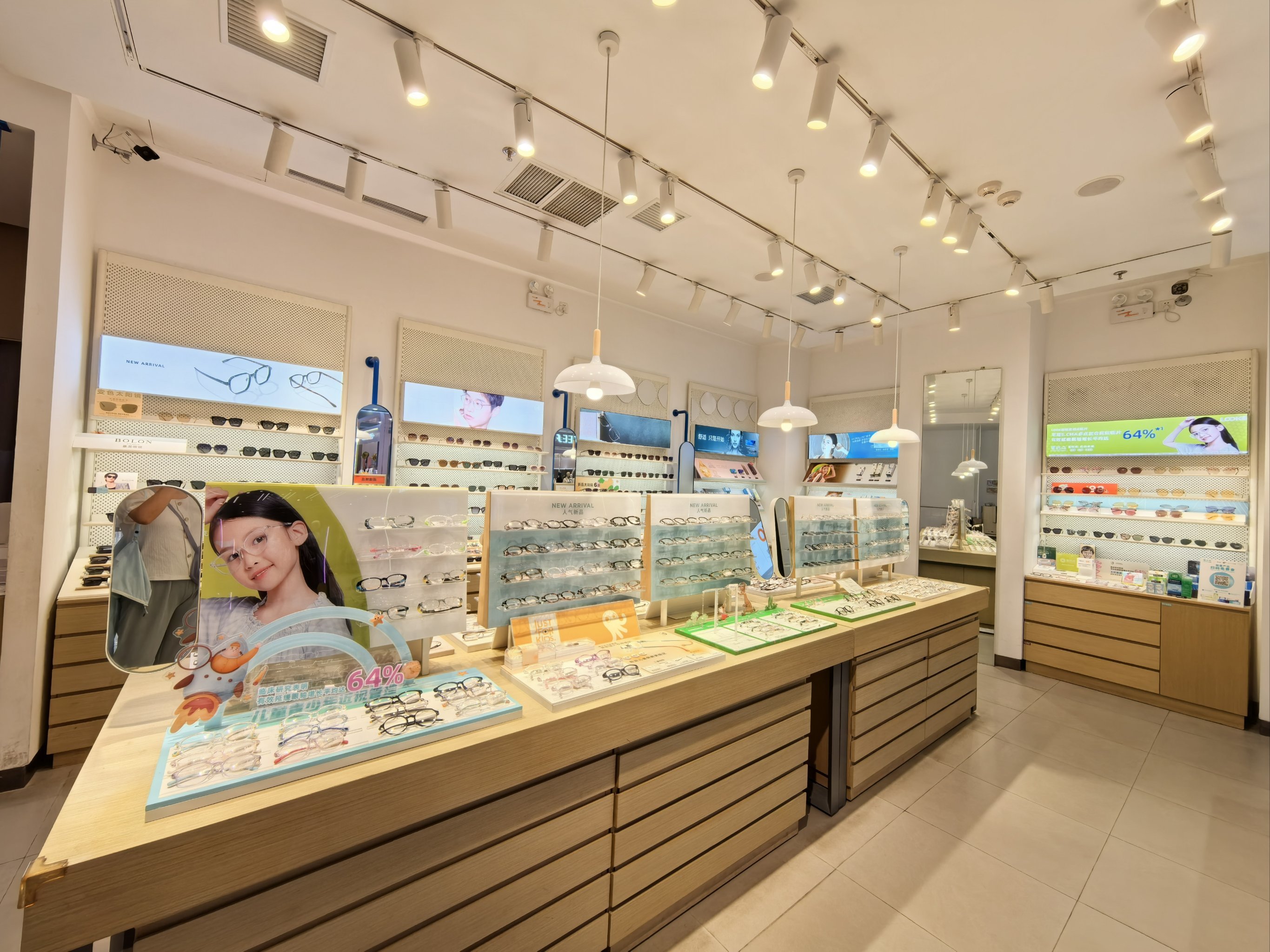隐形眼镜去实体店配还是网上买