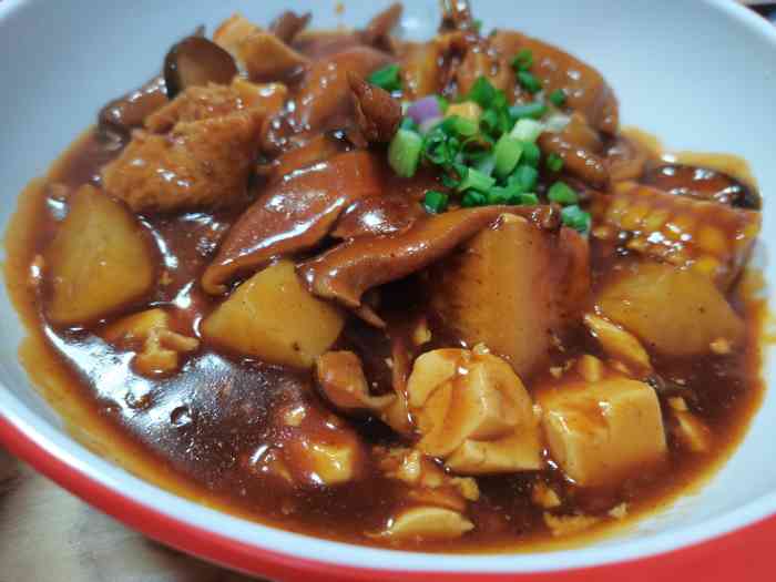 位置就在重庆邮电移通学院东门对面走几百米但是店面很小要去占位置