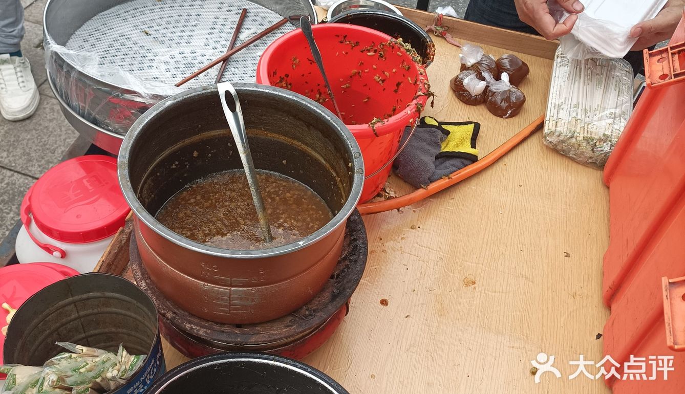 又遇上泡沫箱肠粉！酱料就是这个味儿！[调皮]