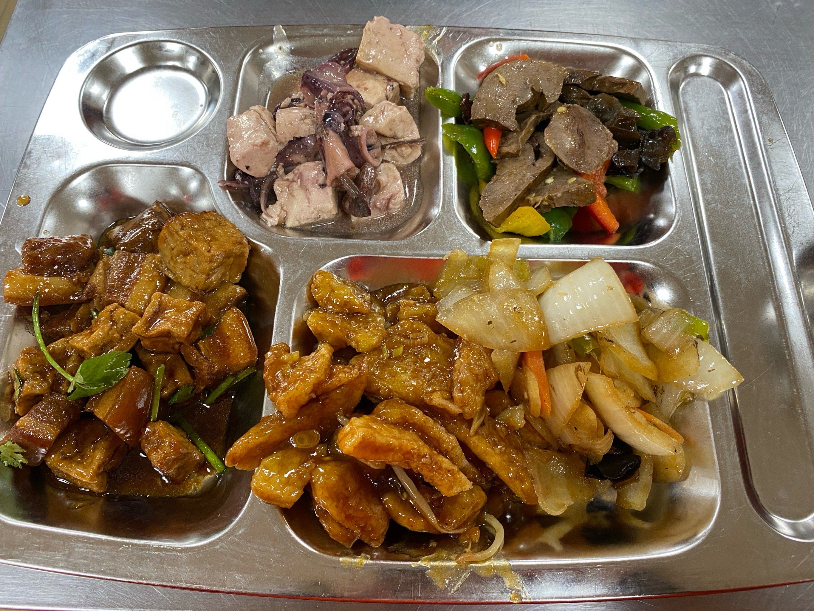 最近公司食堂可能换了东北菜大厨,菜品质量明显提高,经常有地三鲜和