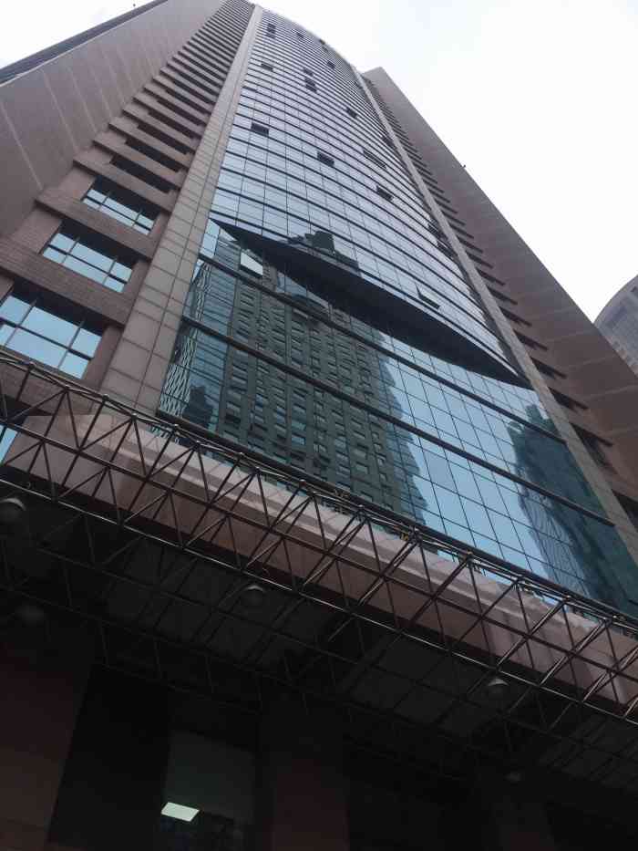 华能联合大厦-"从楼的外力面和里面家具的颜色,能看出来至.