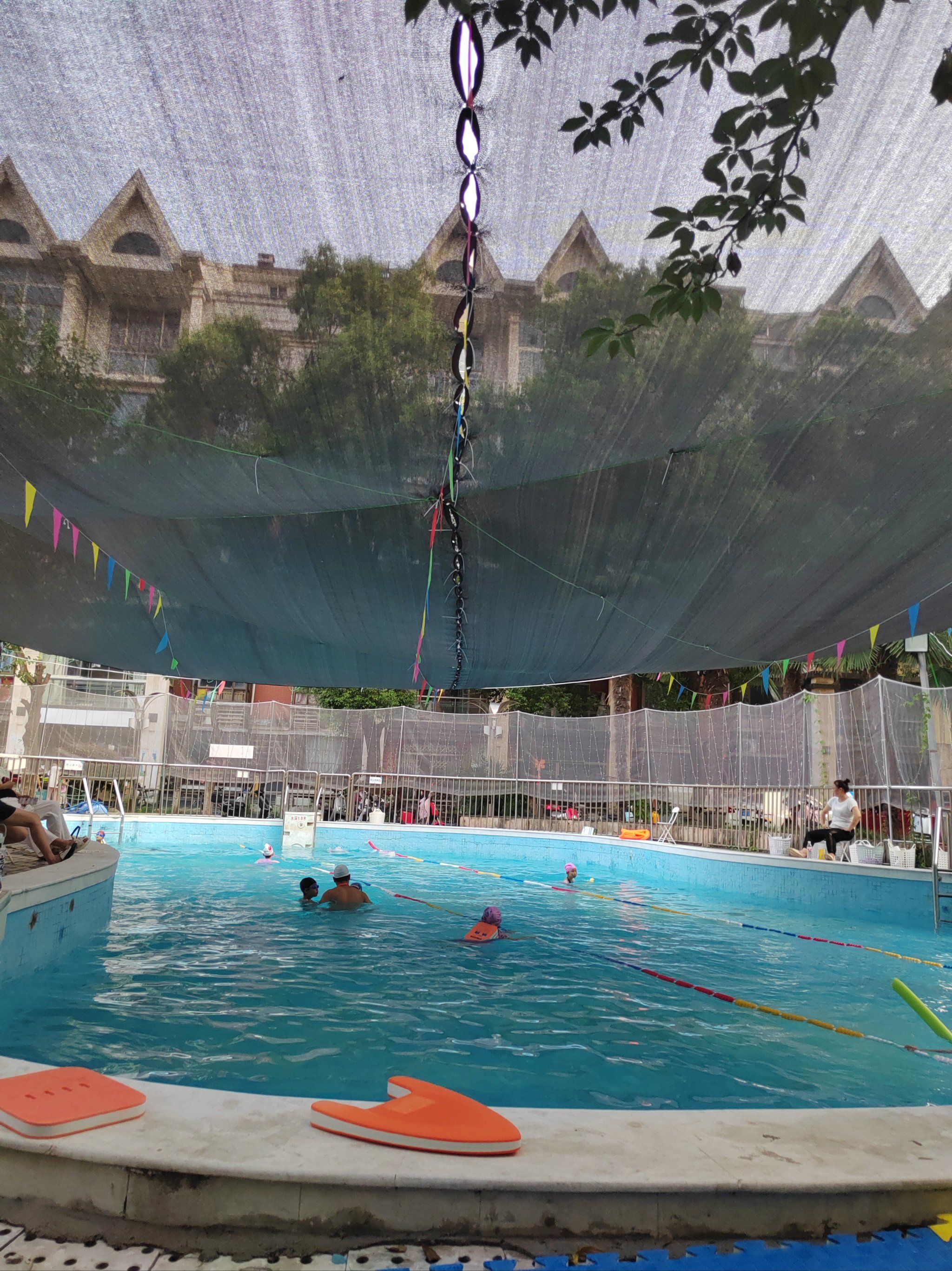 的时候去了徐东的康之泉活水馆,水质非常好,家里人就建议报个游泳班