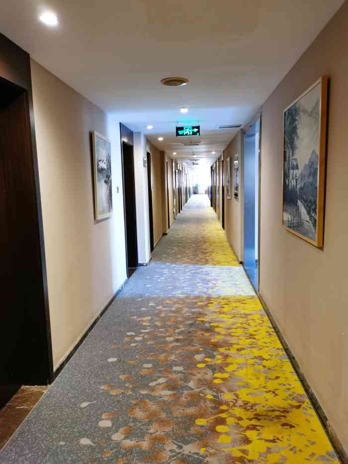 酒店六楼环境还可以,价格适中,还是比较干净的,就是早餐没有水果有点