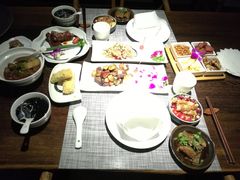 -乐领拈花溪·林涧食韵