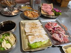 -围炉肉舍•炭烤活鳗•丹东海鲜烤肉(步行街店)