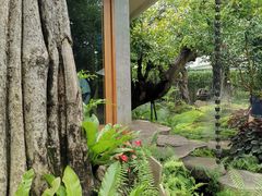 -Chom Cafe and Restaurant