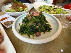 菠菜拌毛蛤蜊-乔家小院•本地小海鲜•非遗驴肉(万年泉路店)