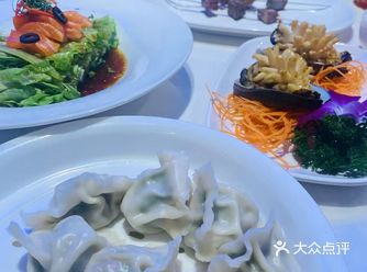 大连东港旅游度假区港湾广场，有一家名为正黄旗手选海鲜