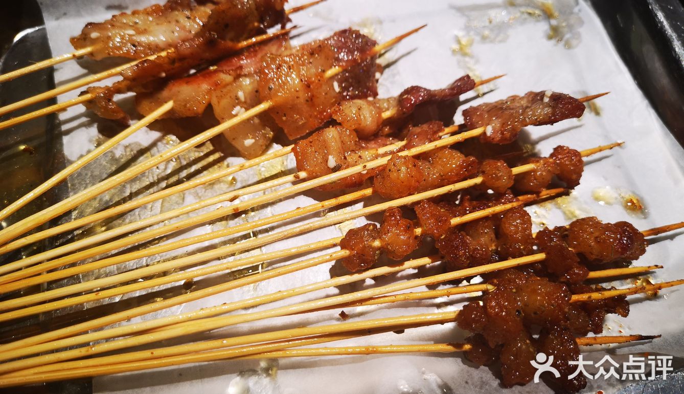 特别推荐烤五花肉，还有烧烤的鱿鱼也很不错