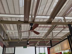 二层餐厅就餐区只有电风扇-曲阜东站