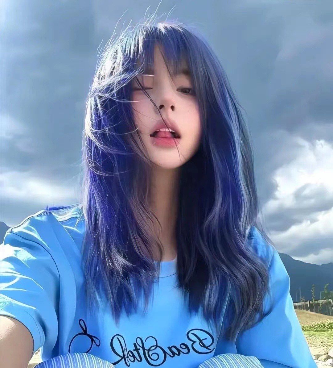 "鸢尾蓝发色."
蓝色发色简直不要太