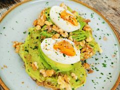 牛油果煮蛋吐司-RAC BAR(安福路店)