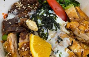 Sauce-Flavored Beef and Chicken Rice Bowl