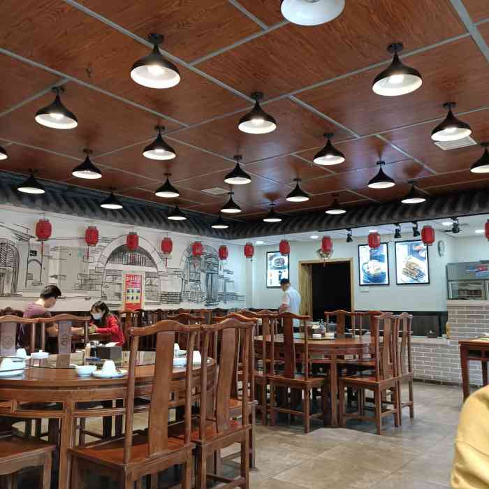 这家饭店环境不错干净装修有特色开车去路好走也好找