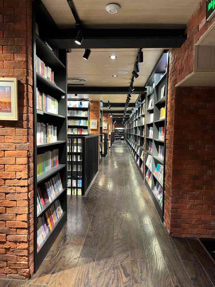 钟书阁(银泰中心in99店)-"门店环境:这家书店可谓是成都最有名的书店.