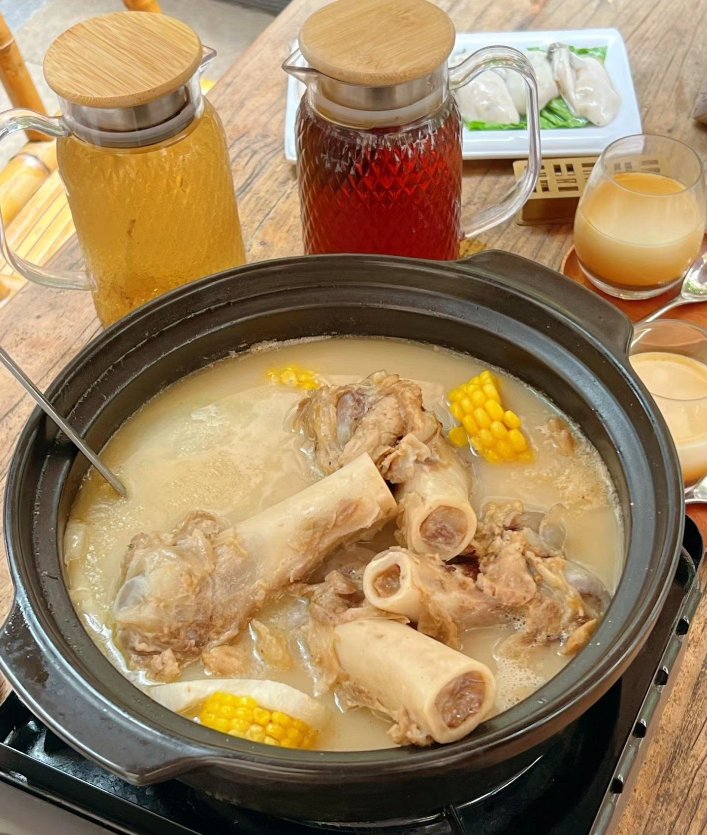 骨头个大肉多,炖煮得恰到好处,肉质软烂而不失嚼劲,轻轻一扯,肉便轻松