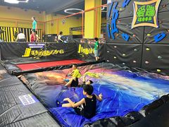 -爱蹦iBOON蹦床运动馆(江汉店)