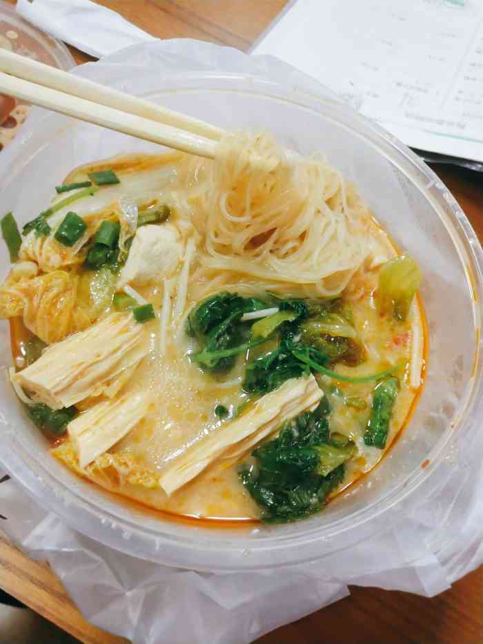 张亮麻辣烫(垃圾街店)-"经常在美团上点他们家的外卖,今天刚好路过.