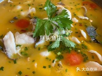 经常吃的一家鱼火锅店。鱼都是活鱼现杀的。可以自己选大