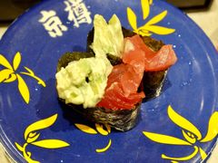 金枪鱼牛油果军舰-京樽回転寿司(奥林匹克店)
