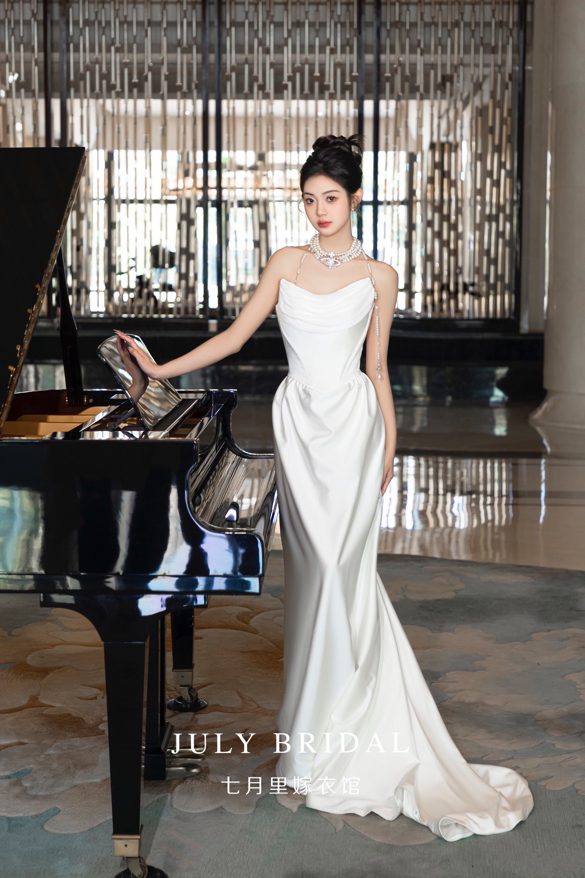 一眼万年白月光缎面鱼尾婚纱