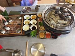 -围炉肉舍•炭烤活鳗•丹东海鲜烤肉(步行街店)