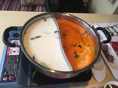 大虾冬阴功汤配椰奶鸡汤鸳鸯锅底-甘尼仕印度餐厅爵士酒吧(阳春巷店)