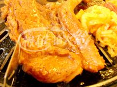 煎盘里的大片肉-鲜风烤肉冷面(杏林店)
