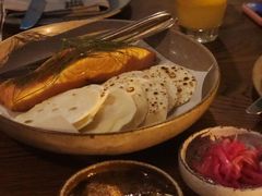 烟熏三文鱼配烤饺子皮和芥末籽酱-BOR Eatery(安福路店)