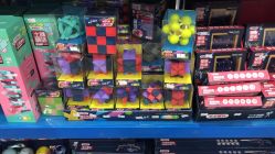 -逝水玩具折扣店