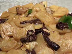 红蘑炒土豆片-小时候文化餐厅(盘山店)