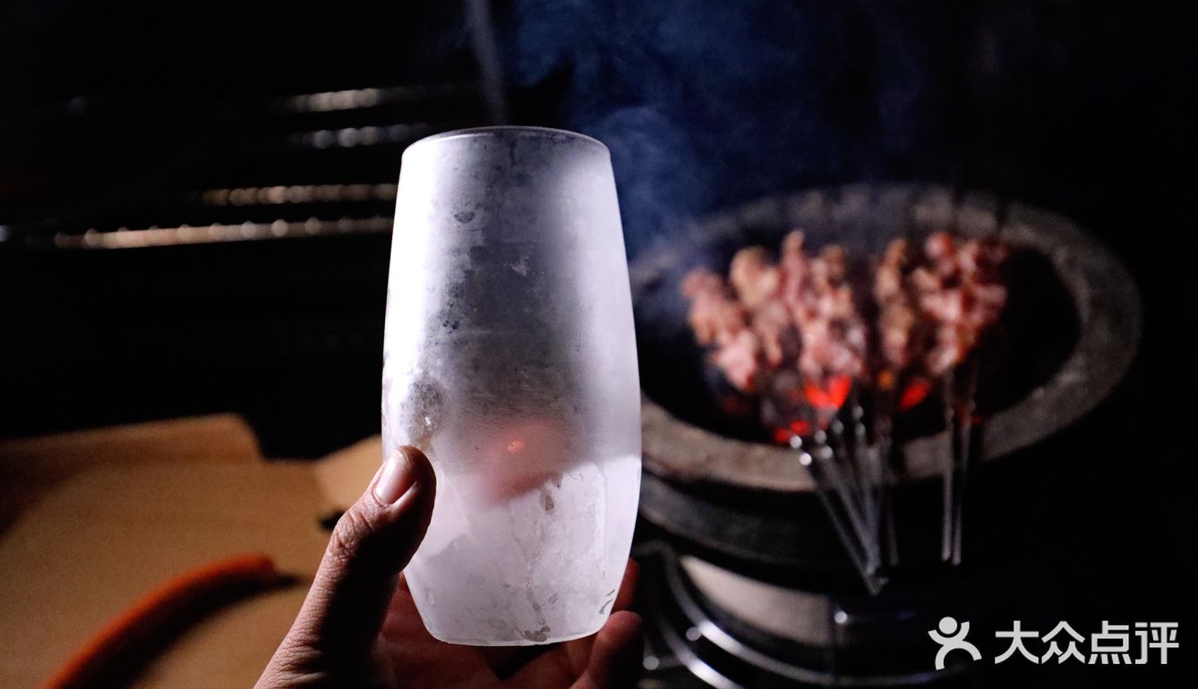 架一炭炉，几串烤肉，一杯冰啤，钟情于夜晚的静