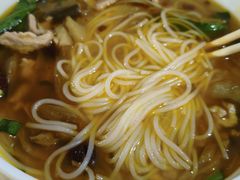 酸菜肉丝米线-越洋肖氏老米线(杨家坪店)