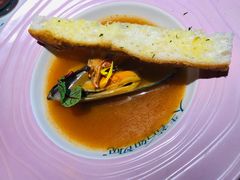 泰式冬阴功海鲜汤-蜜桃花开·中西融合菜E&W(南长街店)