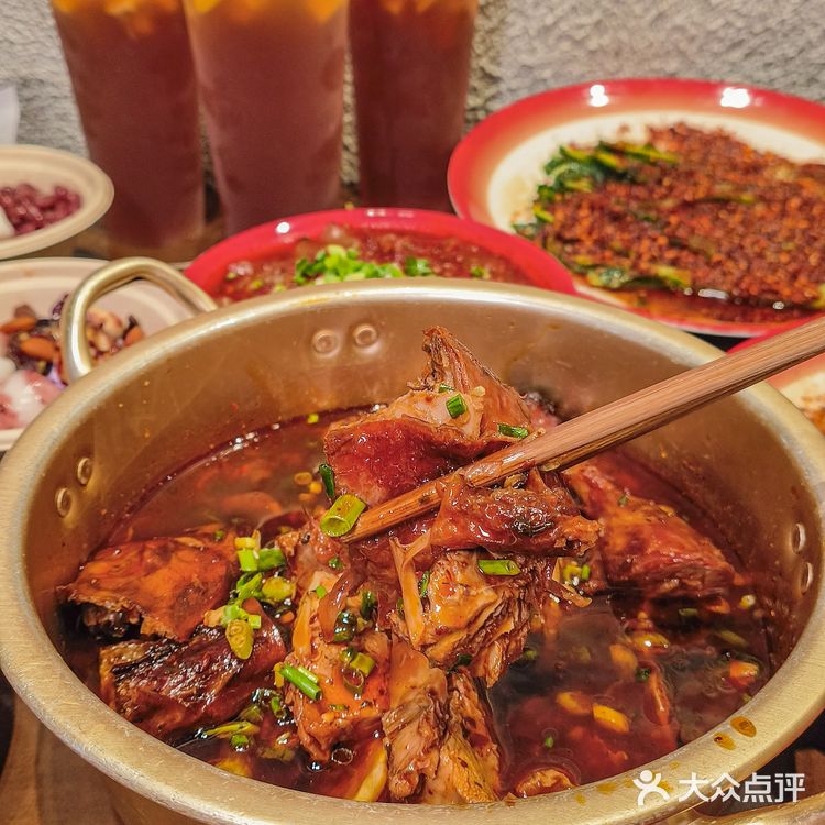 都江堰美食探店🦆烤鸭甜不辣你没吃过的体验！