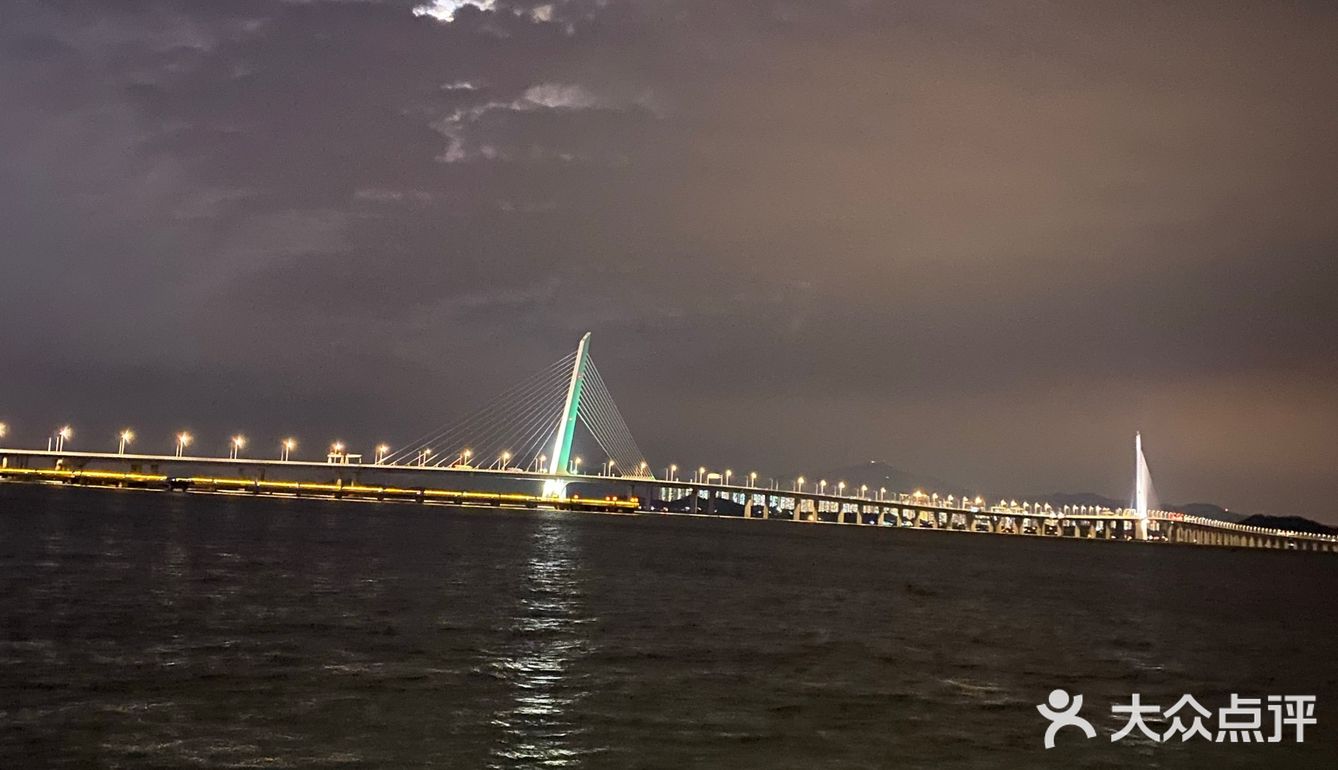 夜色很美，风景也很美，跑步跑累了可以坐着休息一下