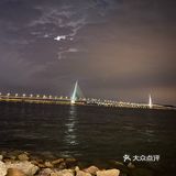 夜色很美，风景也很美，跑步跑累了可以坐着休息一下