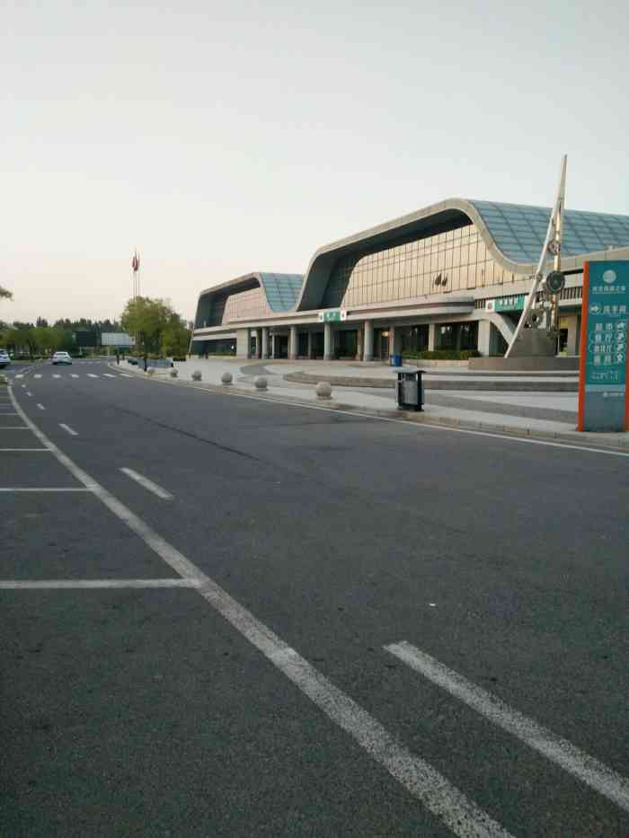 邢台服务区停车场-"从聊城奔石家庄的路上,在这个服务区休息了.