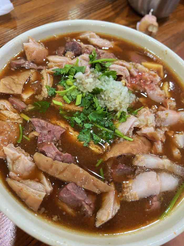 北新桥卤煮老店-"服务差,老板凶,到店靠自己抢座.大肠肥油.