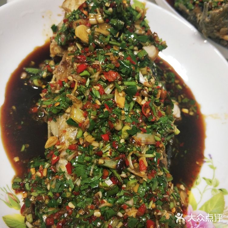 倒入酱油、麻油、香油搅拌。5.将自己调的料洒在鲫鱼表面